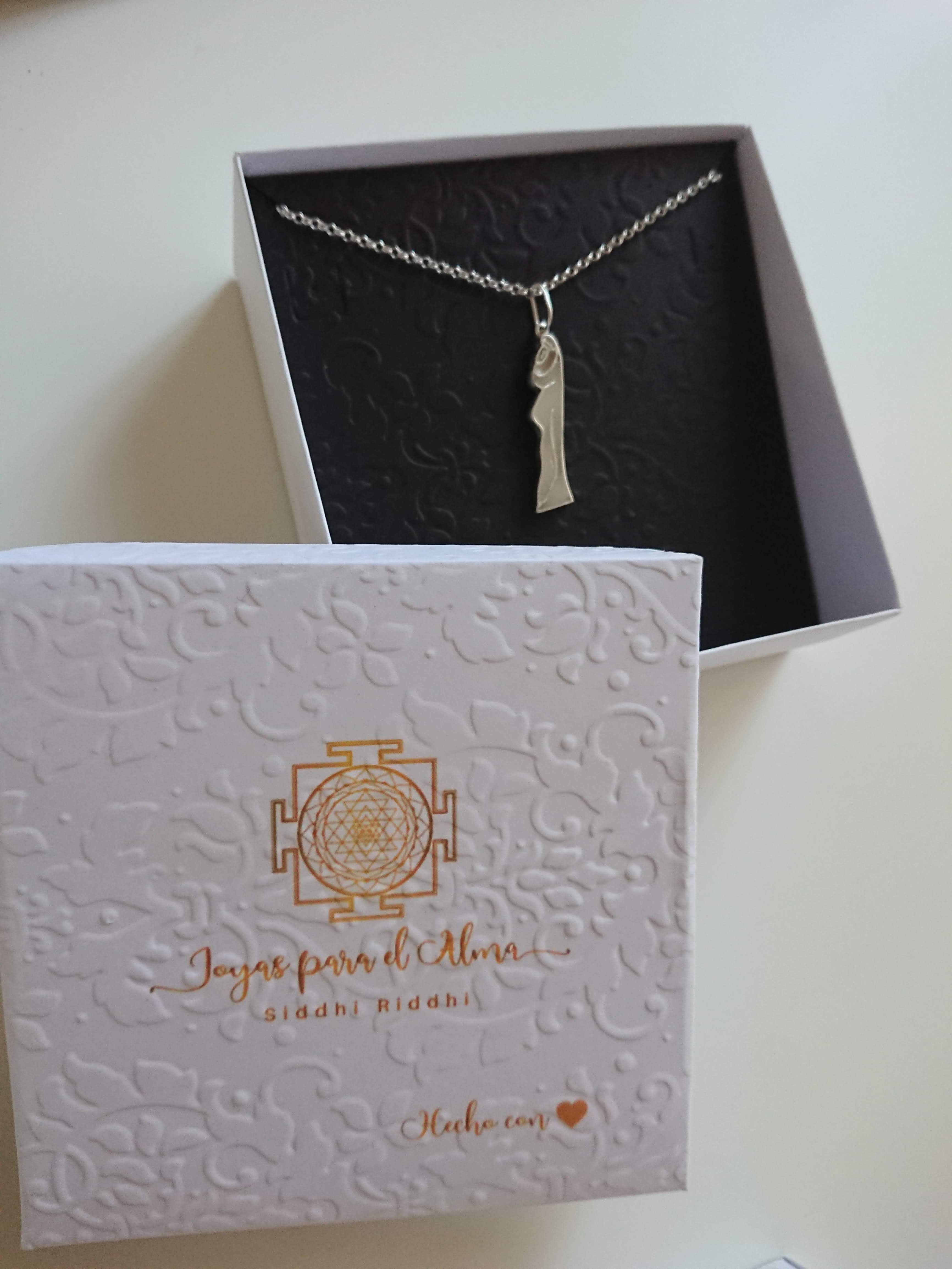 Dije Irene con cadena