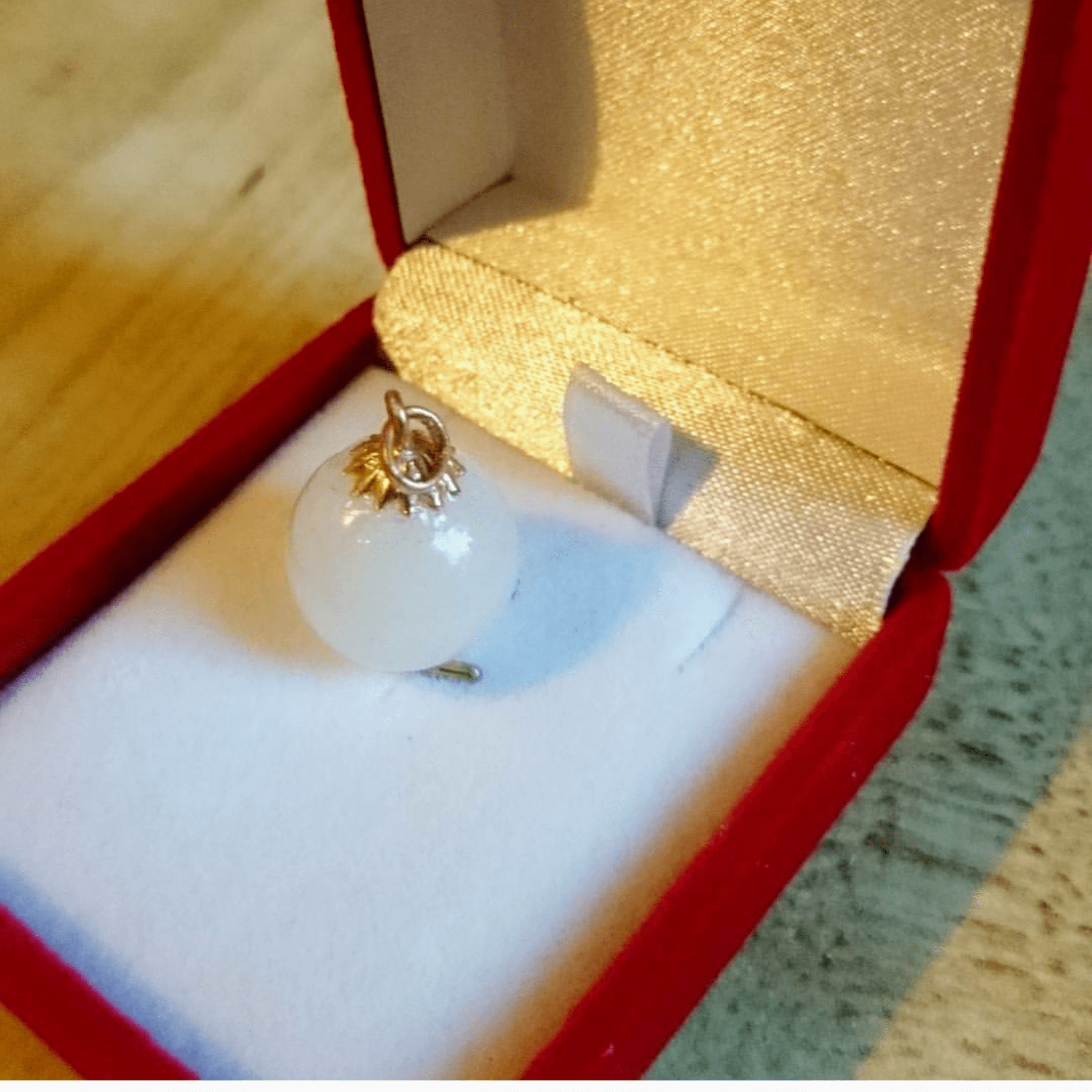Perlita con engarce de oro 18k